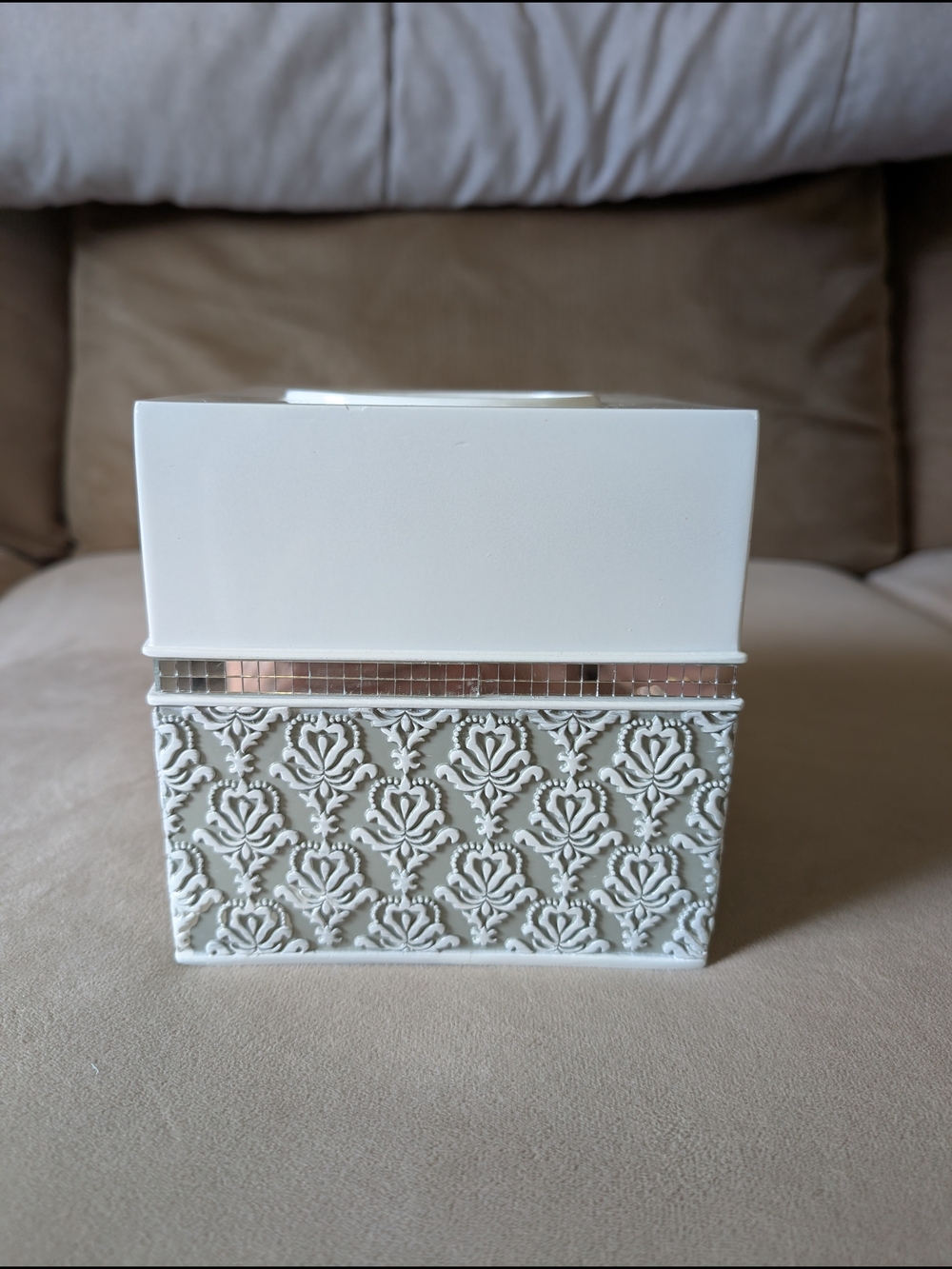 Decorative White Embossed Tissue Box Cover